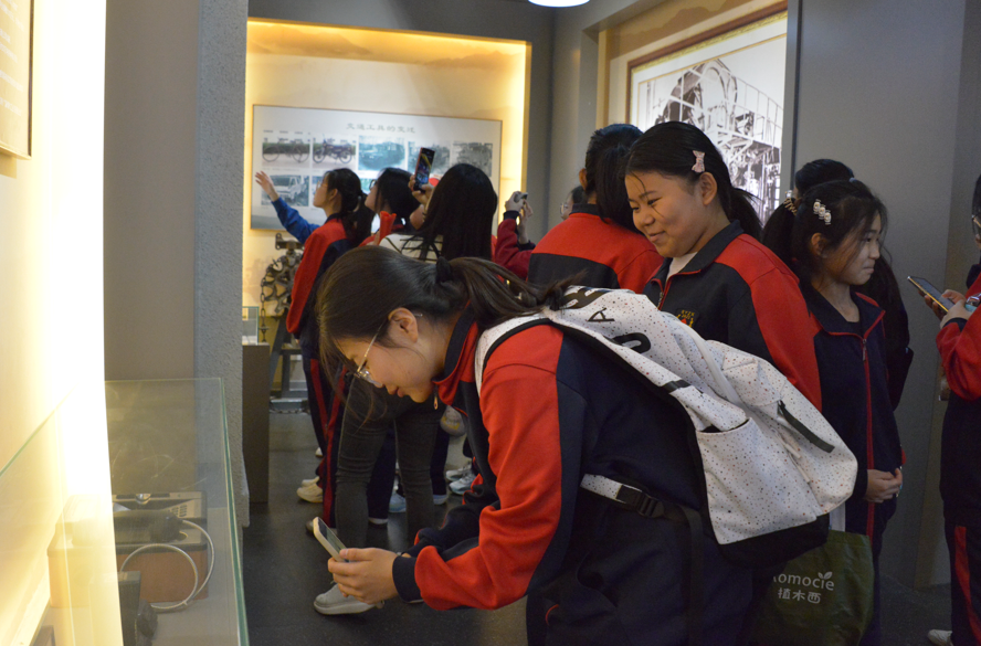 2024年3月31日雪宫中学师生到J9集团博物馆发展社会实际活动